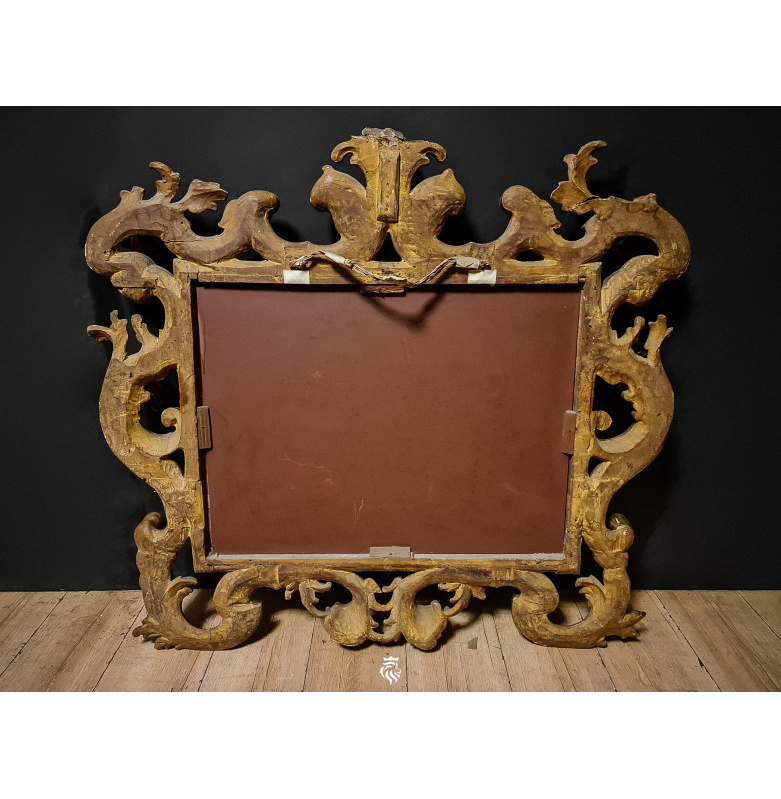 Elegante e pregiata specchiera veneziana di lusso con cornice dorata  scolpita a mano in stile barocco Luigi XV.