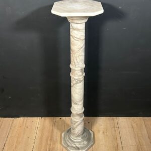Antica Colonna in Marmo
