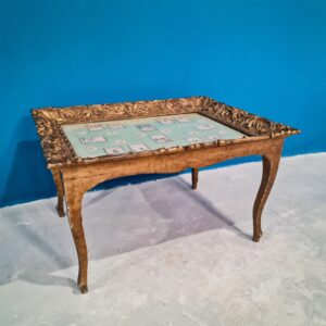 Antico Tavolino con Incisioni