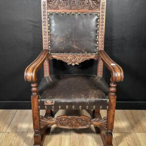 Antica Poltrona in Noce
