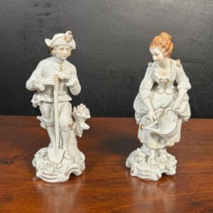 Coppia di Figurine in Porcellana Bianca Lucida con Dettagli Dorati