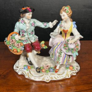 Elegante Statuetta Capodimonte Scena Romantica