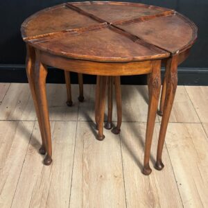 Piccolo e Raro Tavolino a Petali