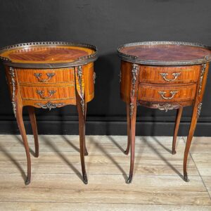 Coppia di Comodini Ovali in Stile Luigi XV