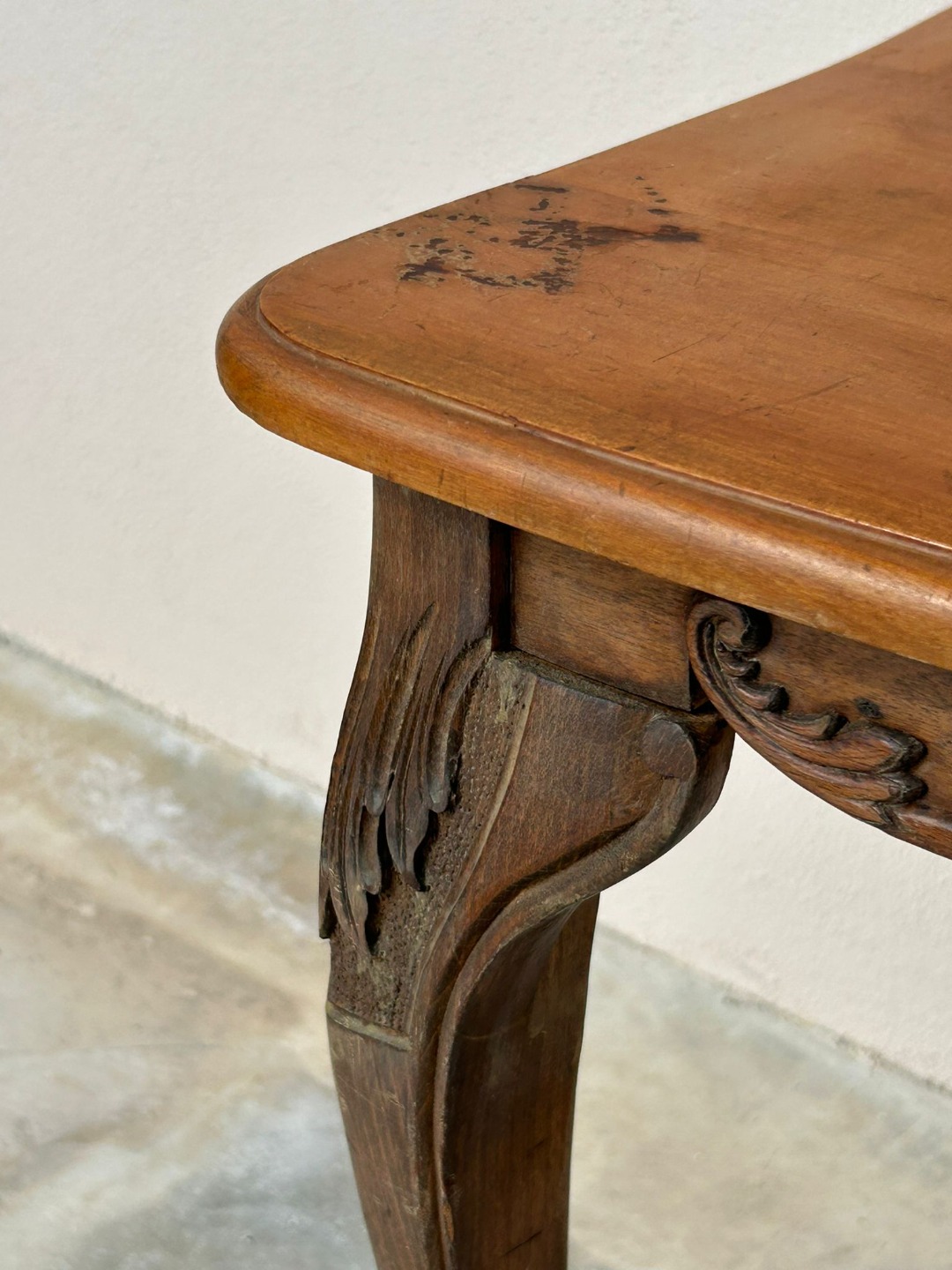 Antico Tavolinetto da Salotto in Legno con Gambe Mosse - immagine 3