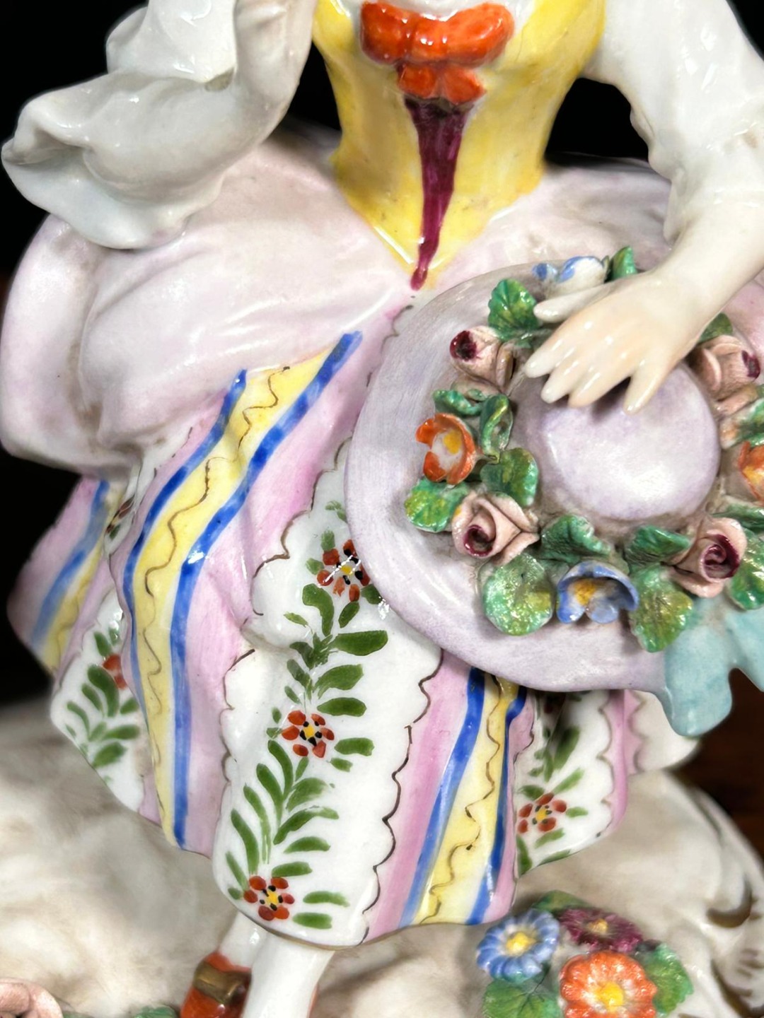 Elegante Statuetta Capodimonte Scena Romantica - immagine 5