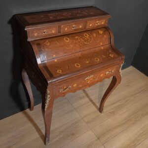 Elegante Klapptür mit Rollenmechanismus