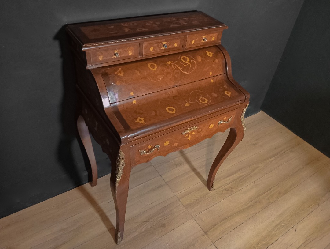 Elegante Klapptür mit Rollenmechanismus