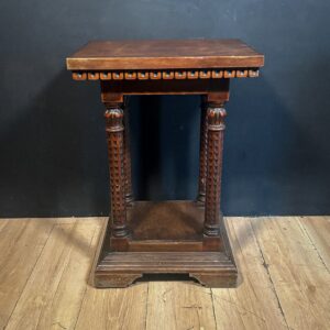 Couchtisch aus der Renaissance des 19. Jahrhunderts