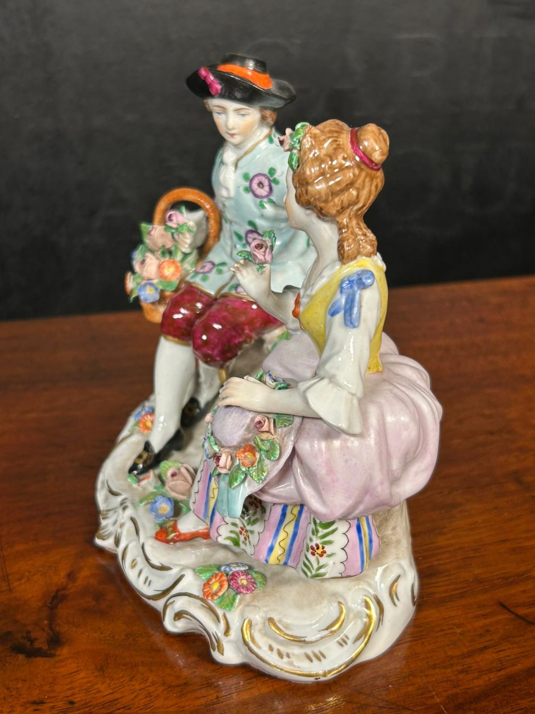 Elegante Statuetta Capodimonte Scena Romantica - immagine 4