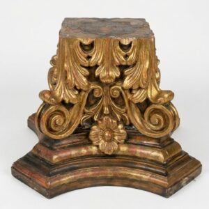 Capitello Antico in Legno Dorato e Laccato Finemente Scolpito
