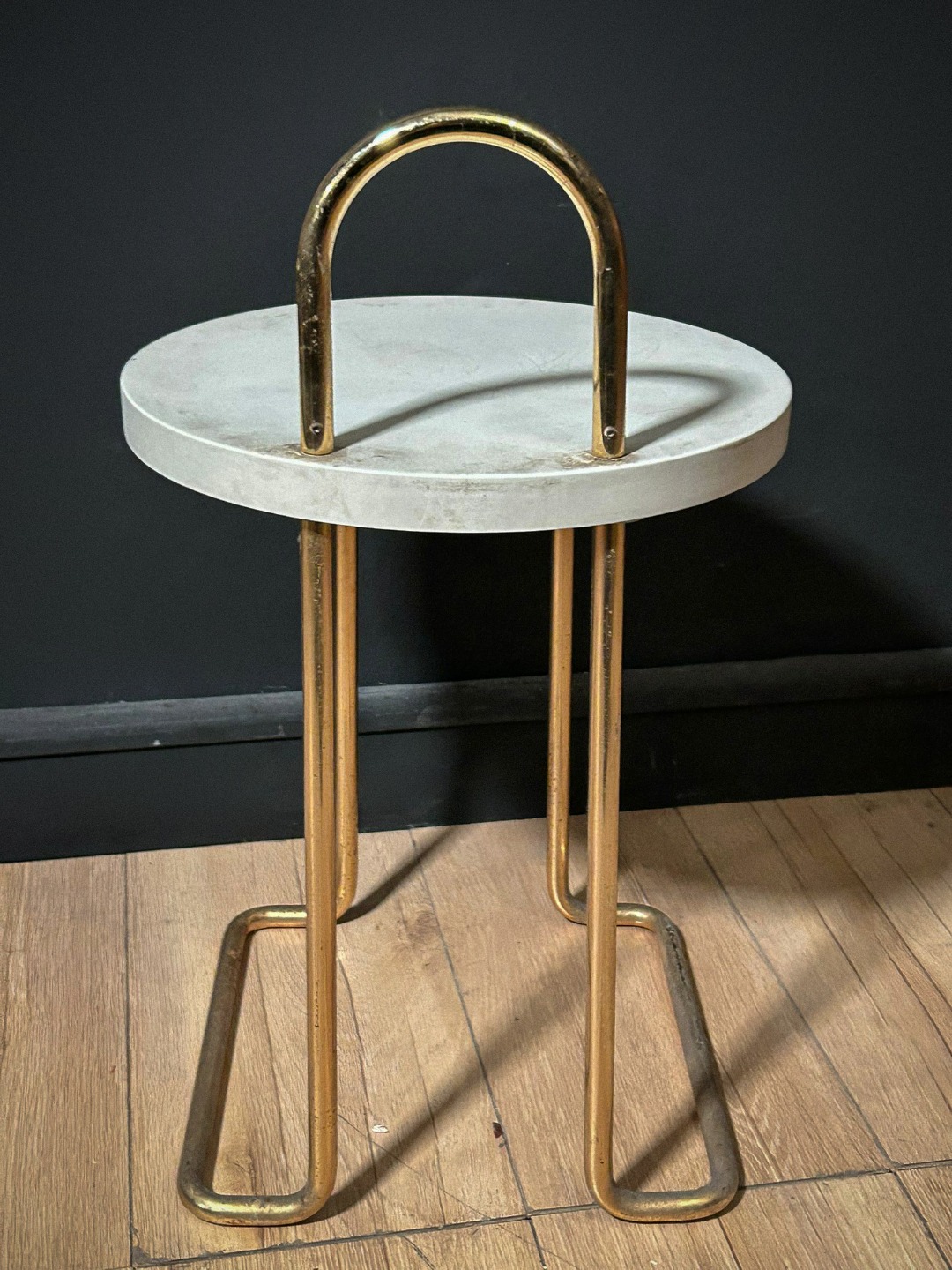 taburete de latón