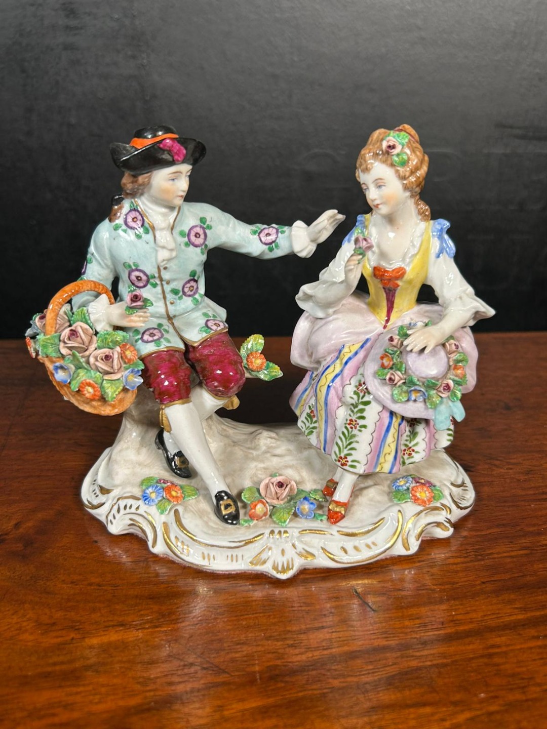 Elegante Statuetta Capodimonte Scena Romantica