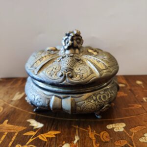 Центральная шкатулка для украшений