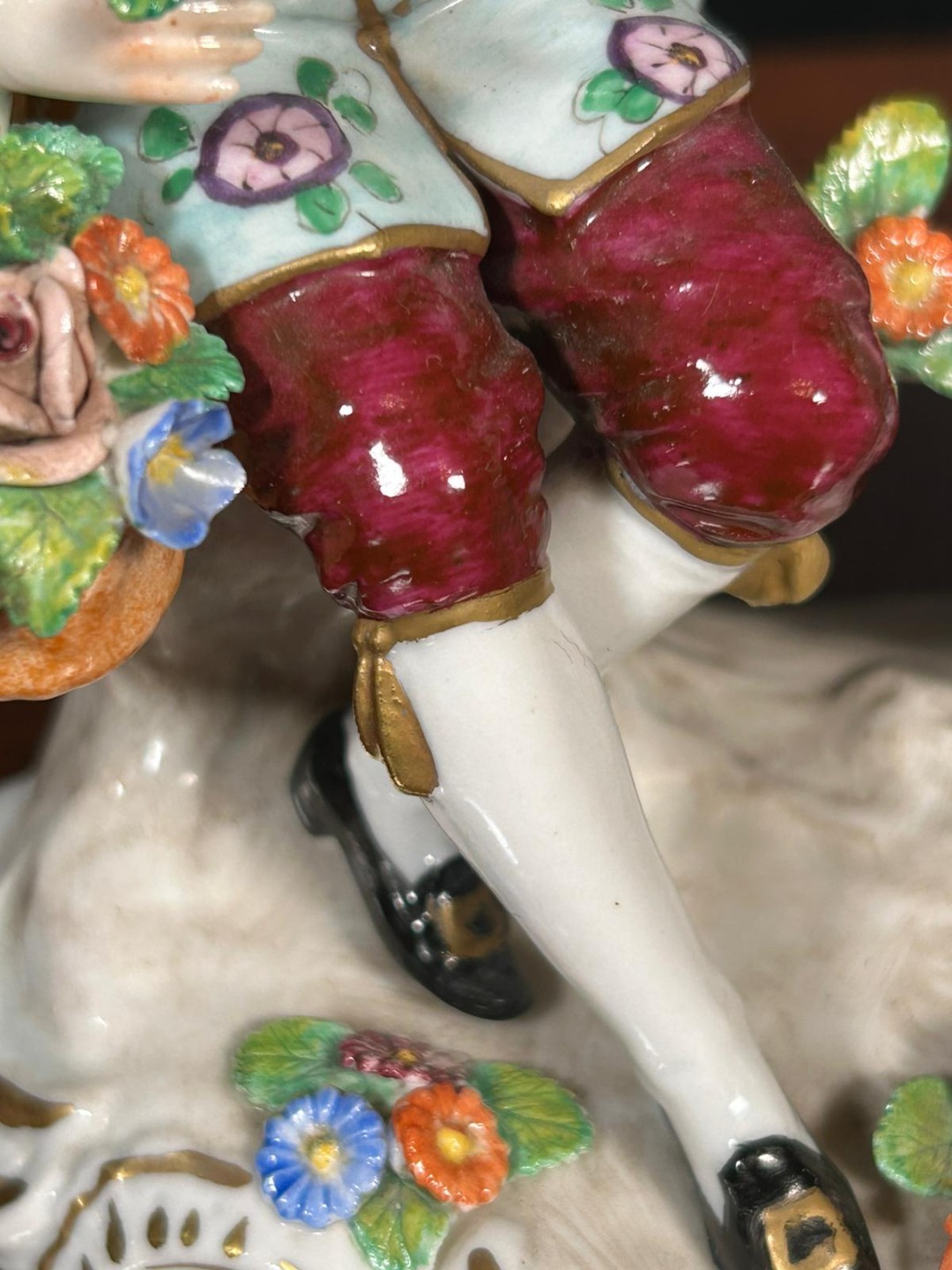 Elegante Statuetta Capodimonte Scena Romantica - immagine 7