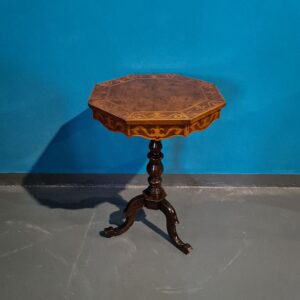 Mesa octogonal del siglo XIX