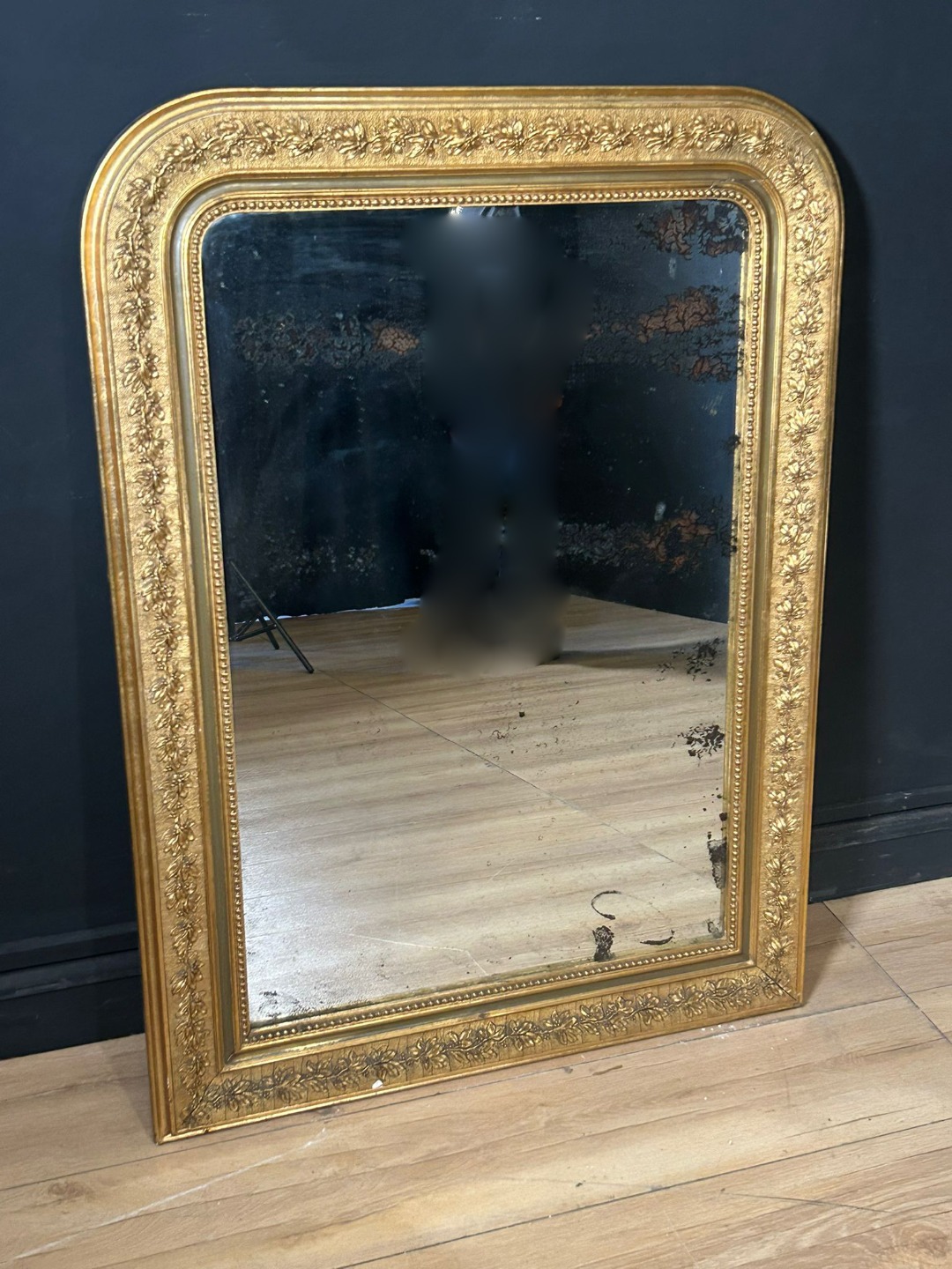 Mirror with floral decoration