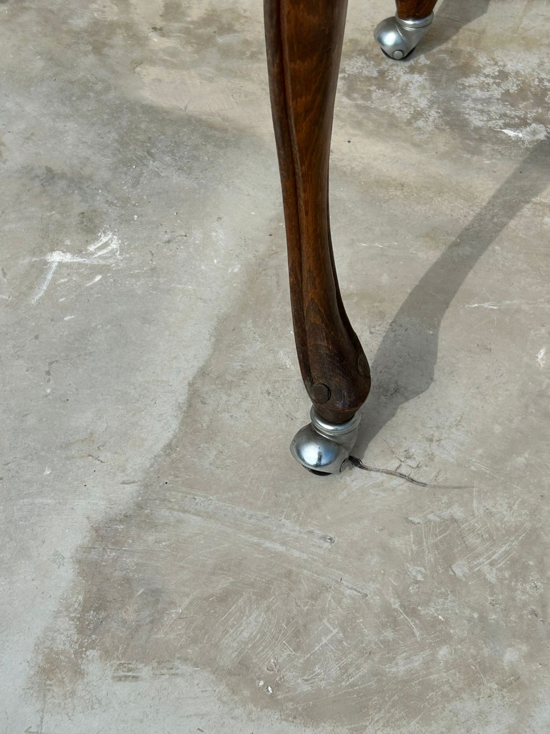 Antico Tavolinetto da Salotto in Legno con Gambe Mosse - immagine 7