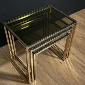 Trois tables empilables