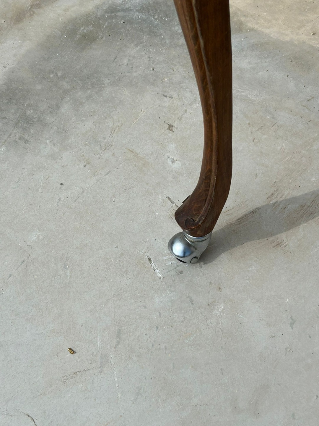 Antico Tavolinetto da Salotto in Legno con Gambe Mosse - immagine 4
