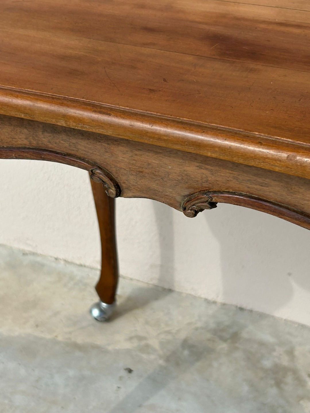 Antico Tavolinetto da Salotto in Legno con Gambe Mosse - immagine 2
