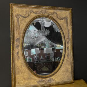 Espejo rectangular con decoración ovalada
