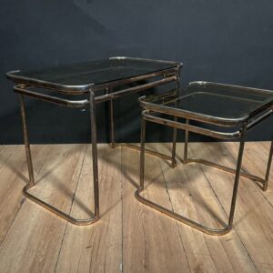 Deux tables empilables