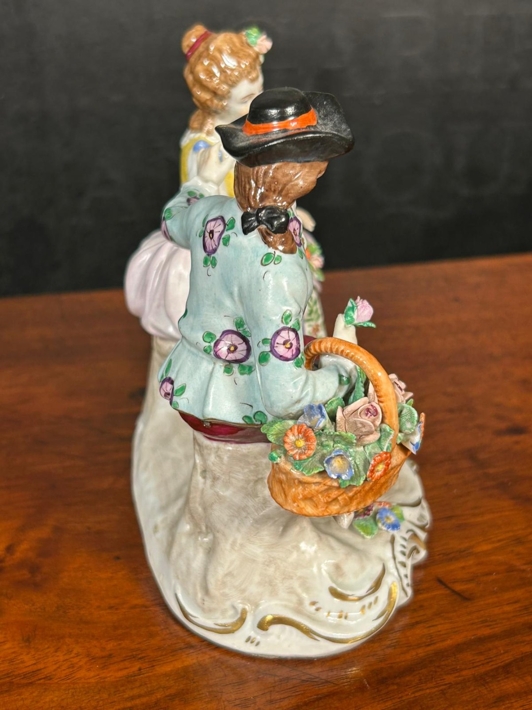 Elegante Statuetta Capodimonte Scena Romantica - immagine 6