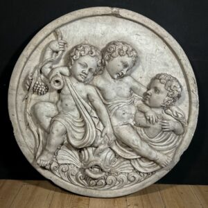 Bajorrelieve de putti de mármol