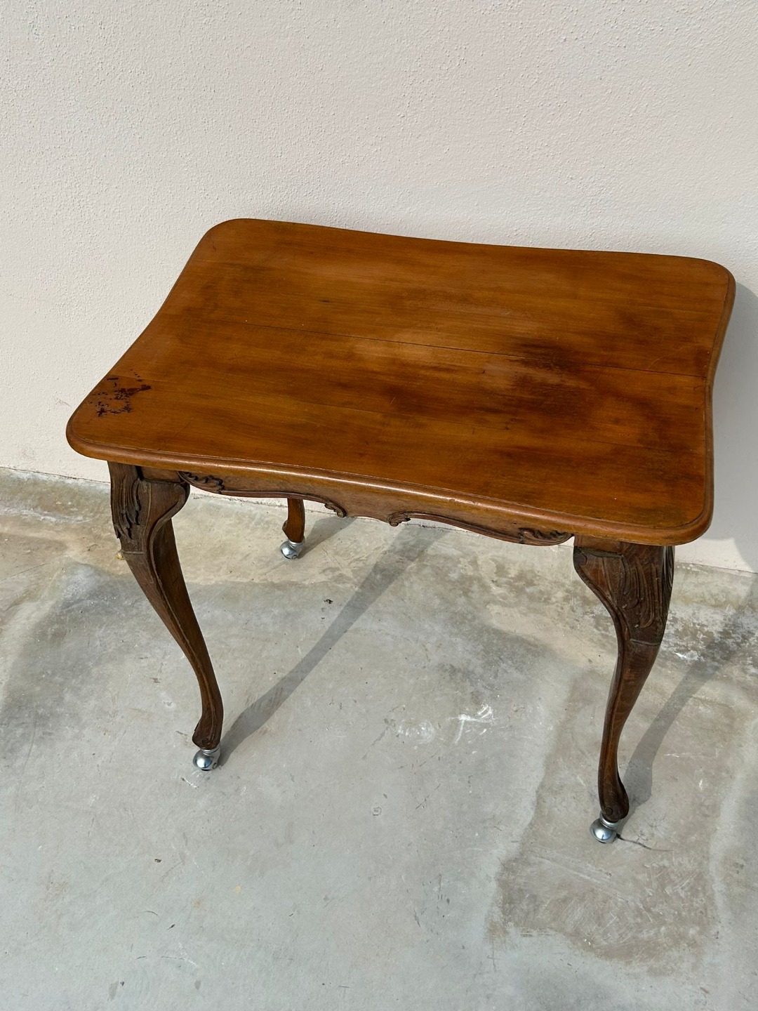 Antico Tavolinetto da Salotto in Legno con Gambe Mosse