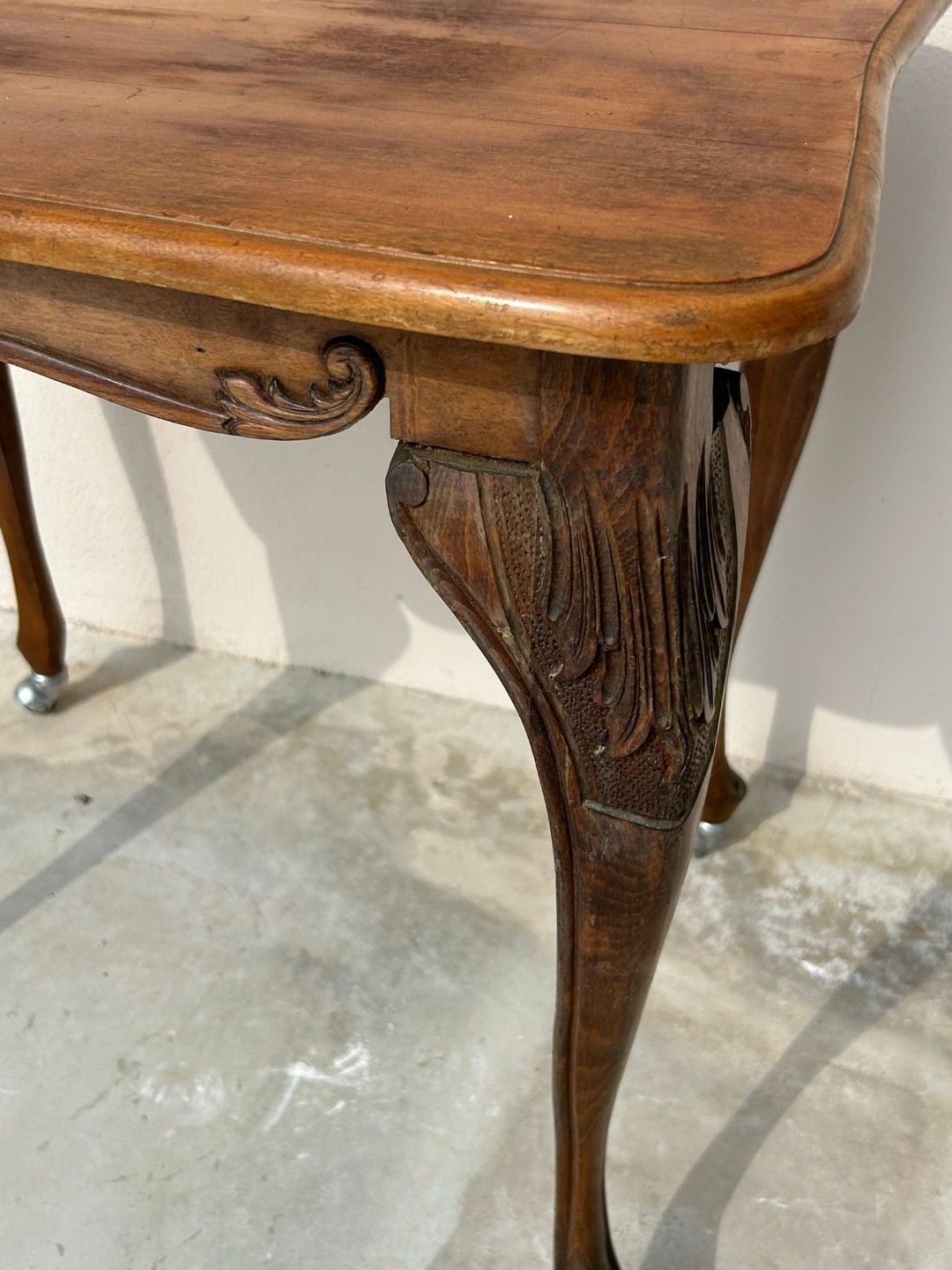 Antico Tavolinetto da Salotto in Legno con Gambe Mosse - immagine 5