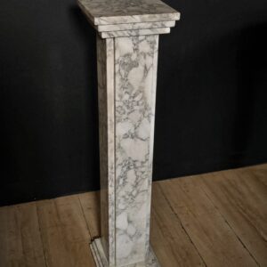 Colonna in Marmo Bianco Venato